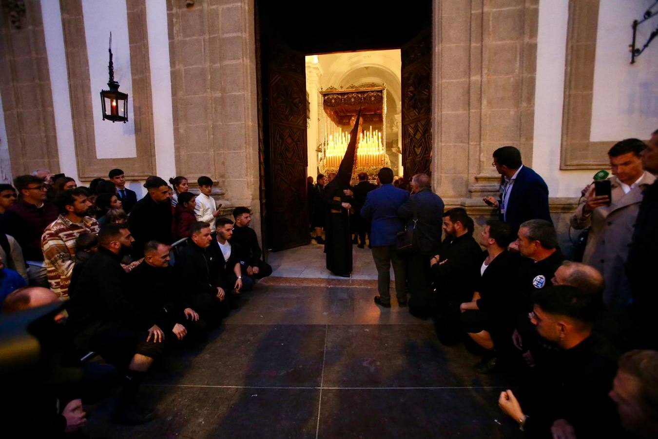 La calle Mateos Gago se ha llenado para ver la salida de esta cofradía que ha desafiado al mal tiempo 