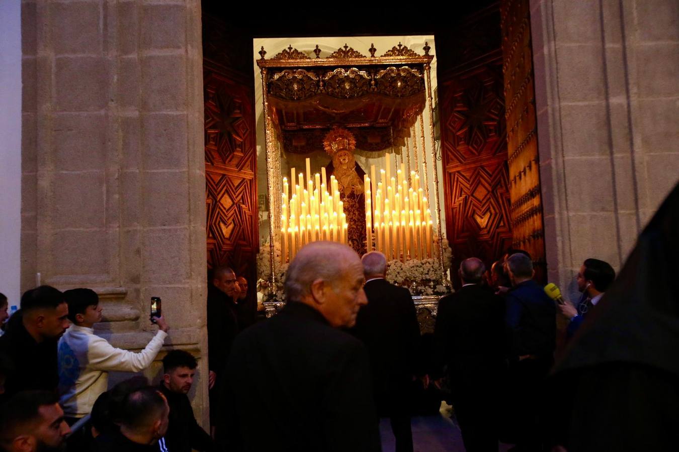 La calle Mateos Gago se ha llenado para ver la salida de esta cofradía que ha desafiado al mal tiempo 