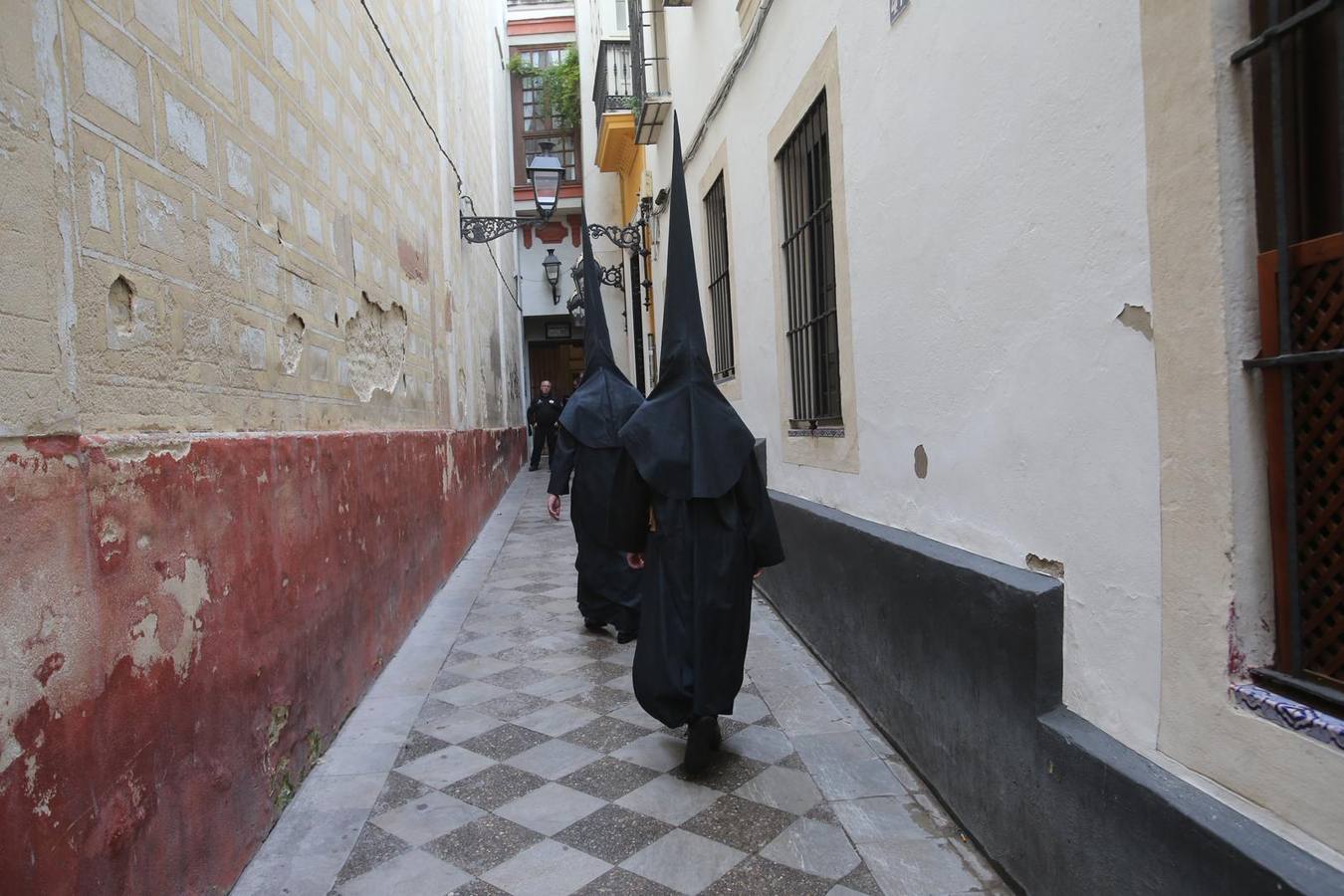 La calle Mateos Gago se ha llenado para ver la salida de esta cofradía que ha desafiado al mal tiempo 