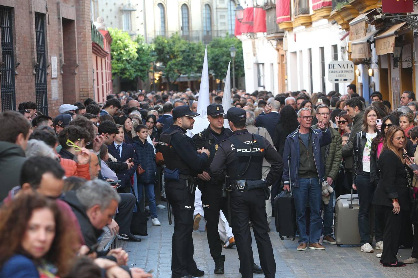 La calle Mateos Gago se ha llenado para ver la salida de esta cofradía que ha desafiado al mal tiempo 