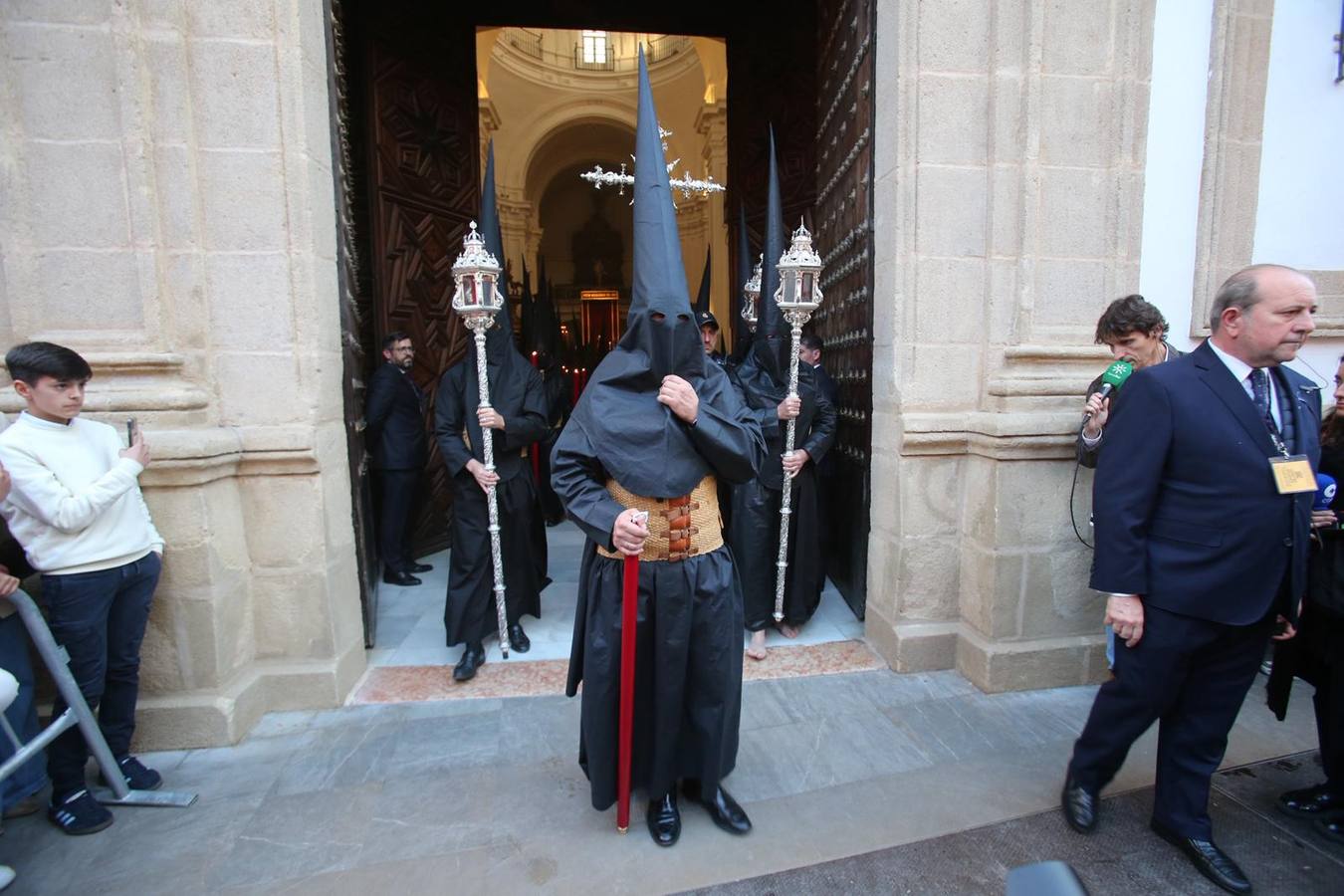 La calle Mateos Gago se ha llenado para ver la salida de esta cofradía que ha desafiado al mal tiempo 