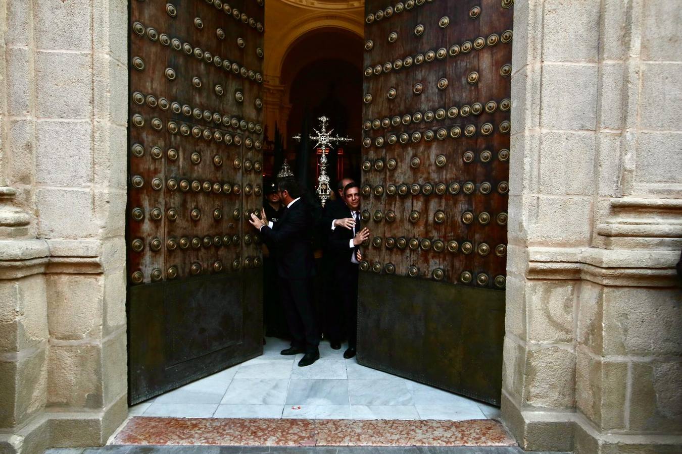 La calle Mateos Gago se ha llenado para ver la salida de esta cofradía que ha desafiado al mal tiempo 