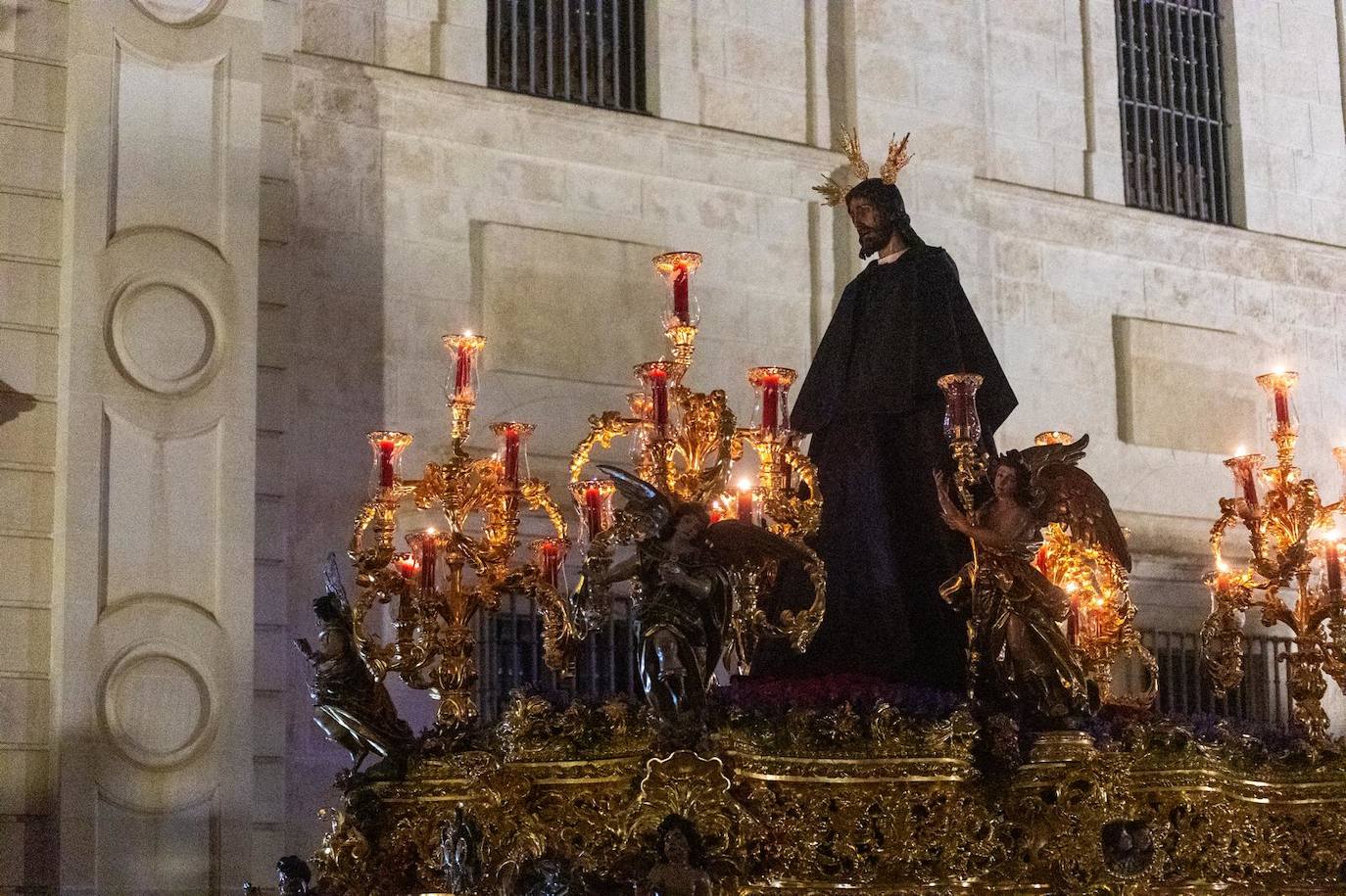 Santa Genoveva vuelve al Tiro de Línea tras resguardarse en el Rectorado de la Universidad de Sevilla por la lluvia