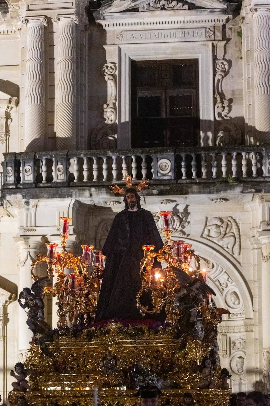 Santa Genoveva vuelve al Tiro de Línea tras resguardarse en el Rectorado de la Universidad de Sevilla por la lluvia