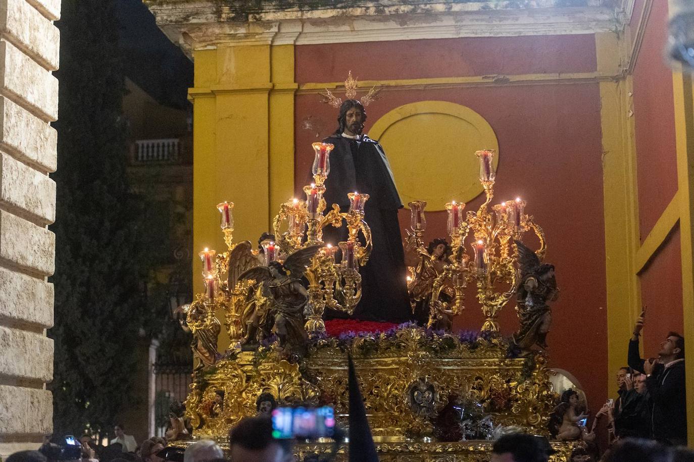 Santa Genoveva vuelve al Tiro de Línea tras resguardarse en el Rectorado de la Universidad de Sevilla por la lluvia