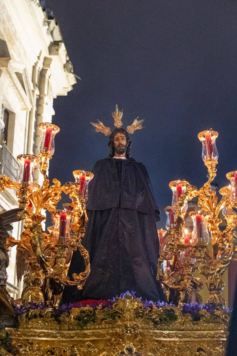 Santa Genoveva vuelve al Tiro de Línea tras resguardarse en el Rectorado de la Universidad de Sevilla por la lluvia