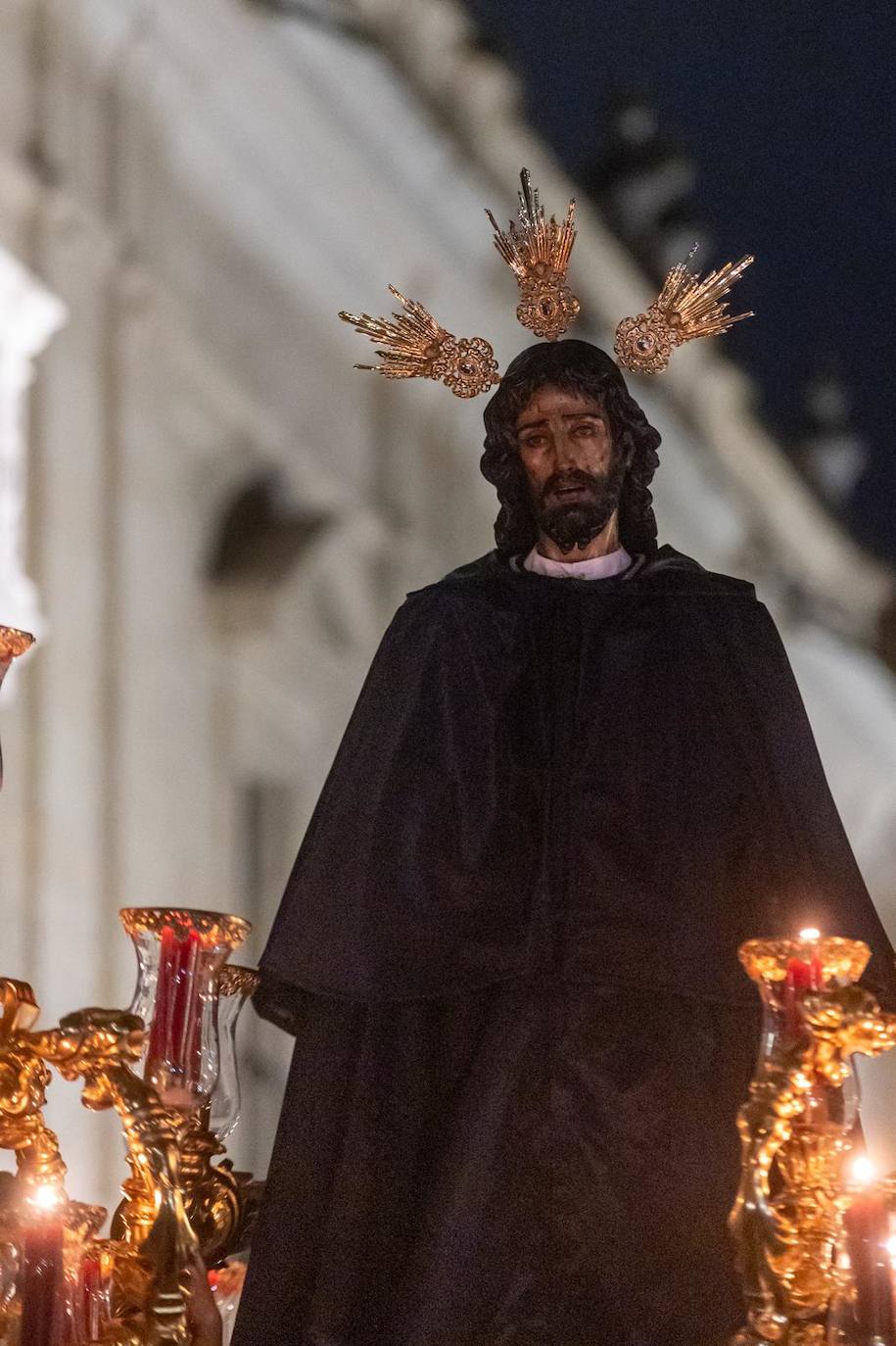 Santa Genoveva vuelve al Tiro de Línea tras resguardarse en el Rectorado de la Universidad de Sevilla por la lluvia
