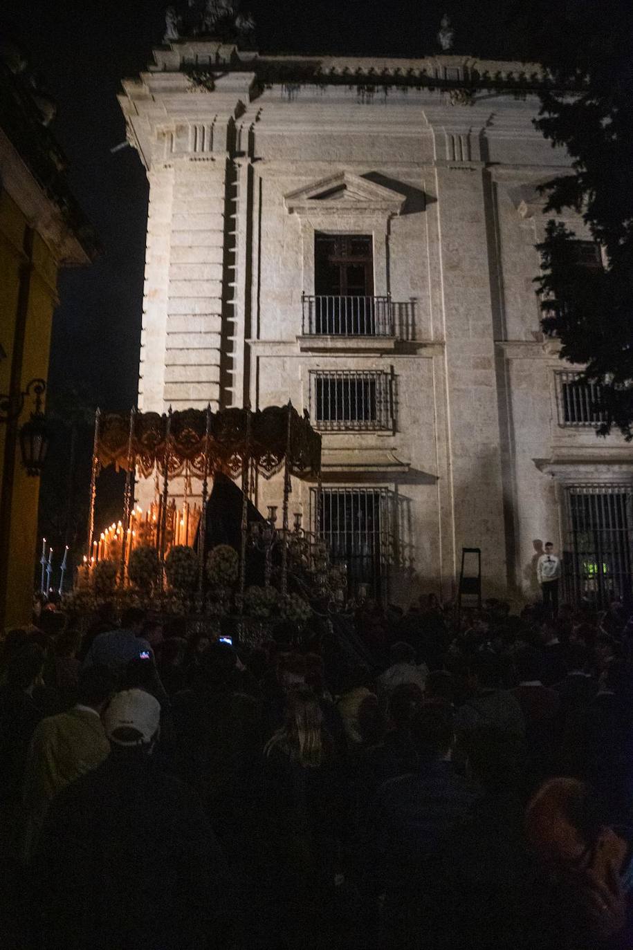 Santa Genoveva vuelve al Tiro de Línea tras resguardarse en el Rectorado de la Universidad de Sevilla por la lluvia