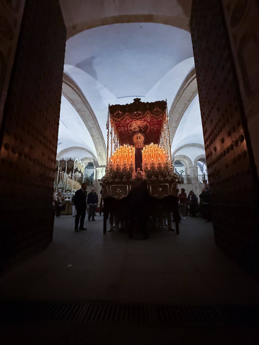 Santa Genoveva vuelve al Tiro de Línea tras resguardarse en el Rectorado de la Universidad de Sevilla por la lluvia