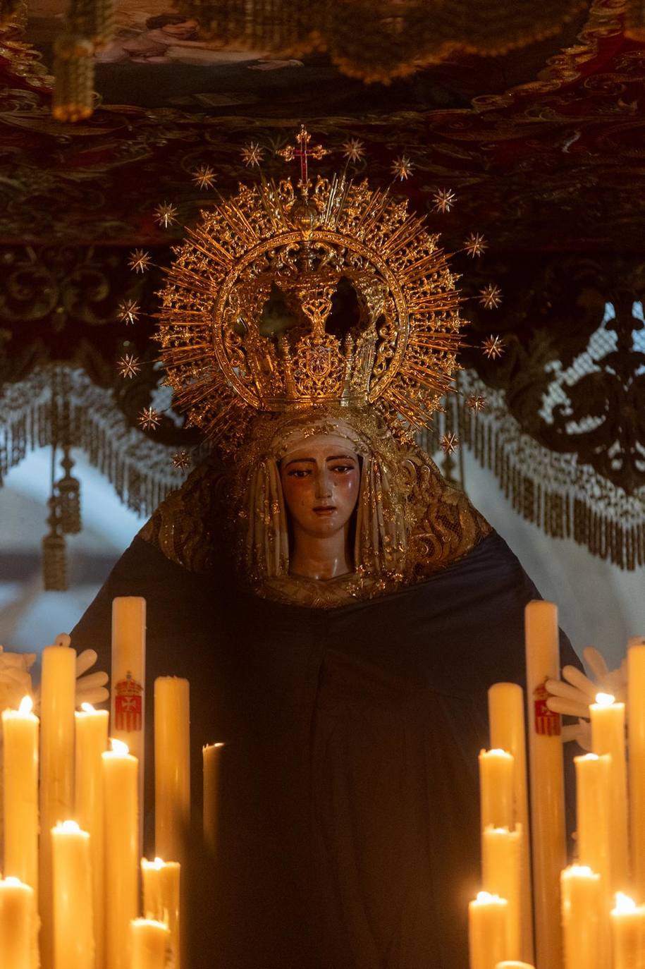 Santa Genoveva vuelve al Tiro de Línea tras resguardarse en el Rectorado de la Universidad de Sevilla por la lluvia