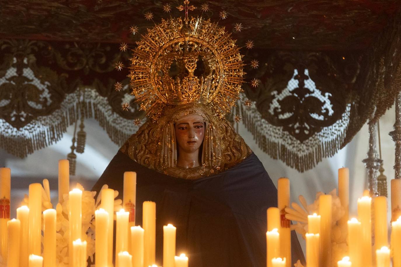 Santa Genoveva vuelve al Tiro de Línea tras resguardarse en el Rectorado de la Universidad de Sevilla por la lluvia