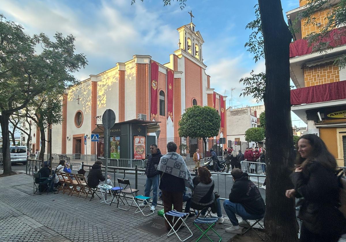Algunos vecinos del Cerro del Águila esperan la salida de la hermandad
