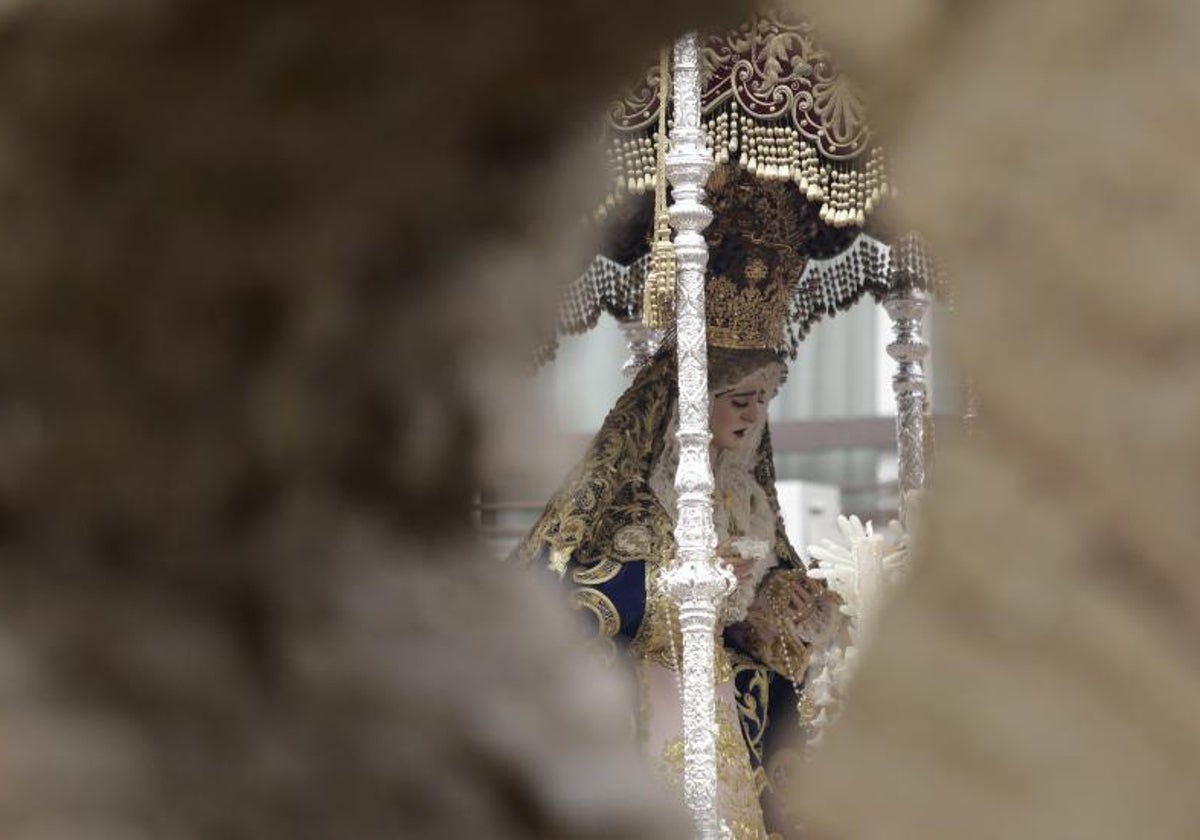 La Virgen de la Encarnación de San Benito asoma por uno de los arcos de la antigua Alcantarilla de las Madejas