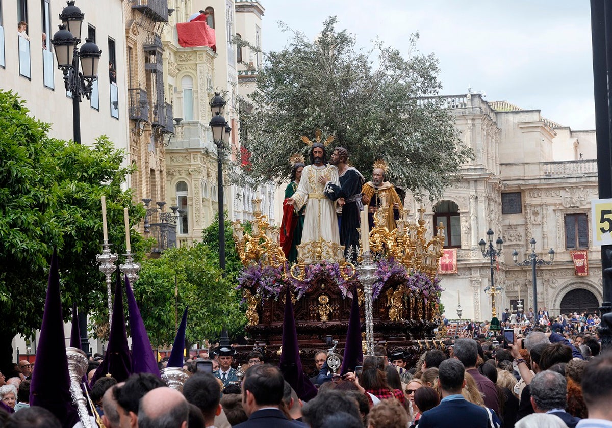 El paso de misterio de La Redención junto a uno de los hoteles de la avenida de la Constitución de Sevilla