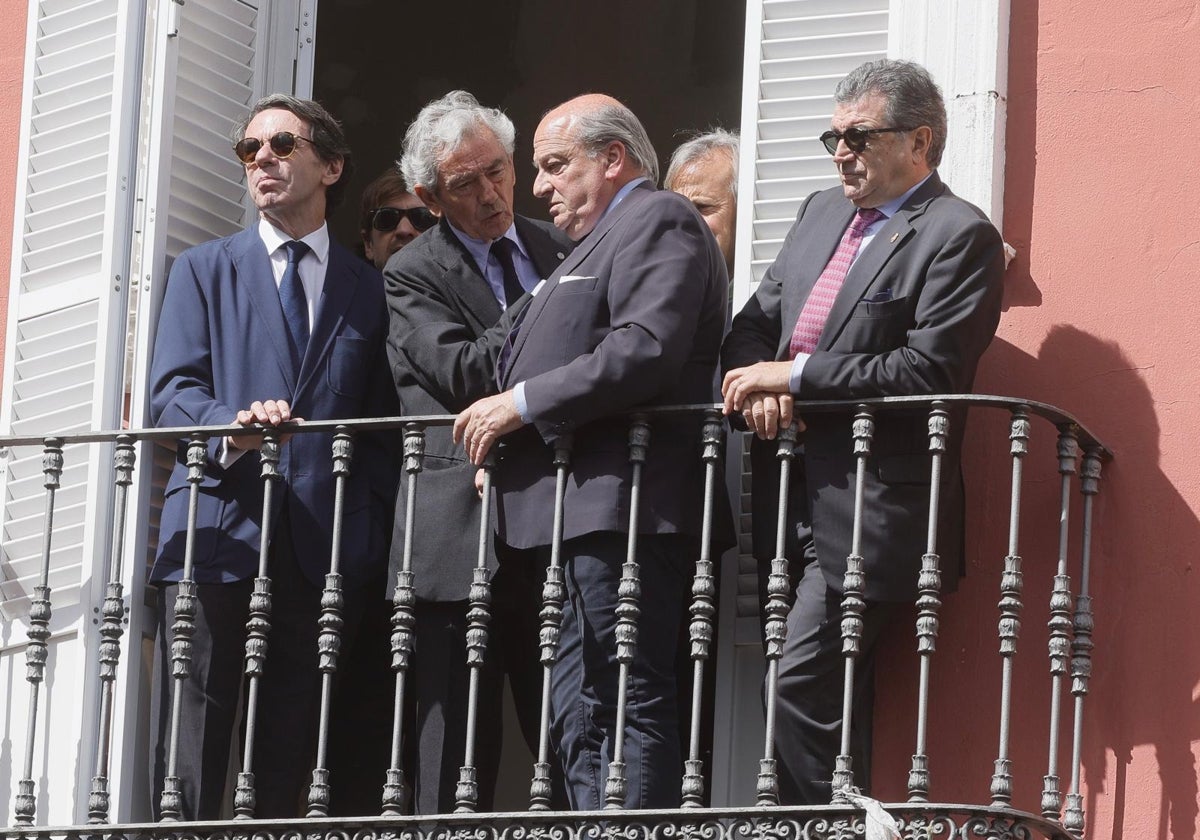 José María Aznar, junto a José María Pacheco y Luis Miguel Martín Rubio, entre otros
