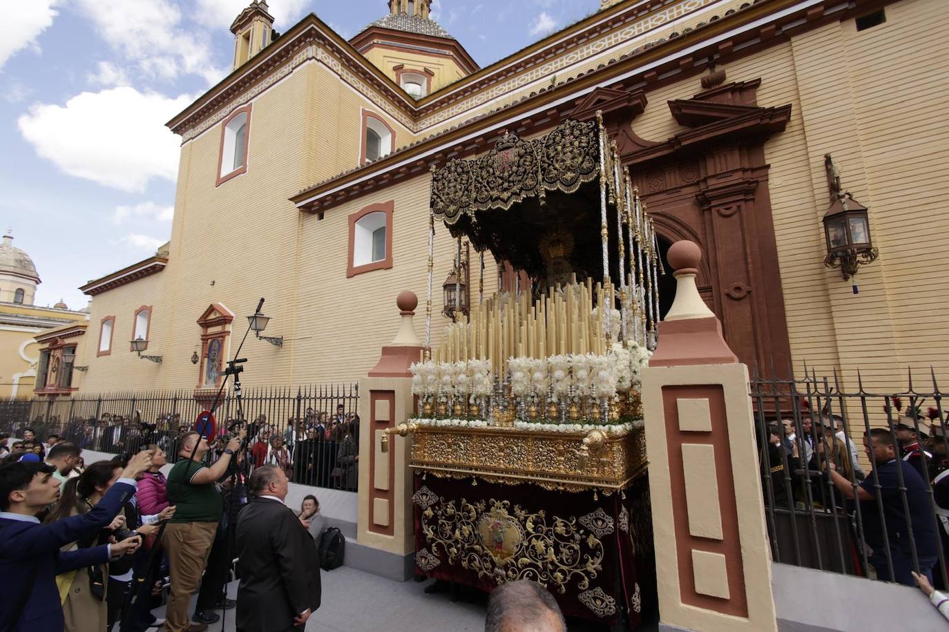 Salida de la Virgen del Refugio de la parroquia de San Bernardo