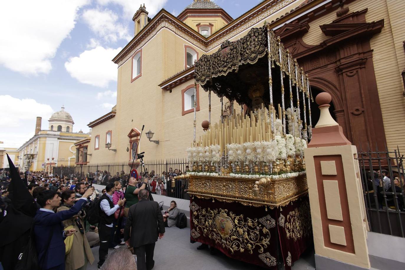 Salida de la Virgen del Refugio de la parroquia de San Bernardo