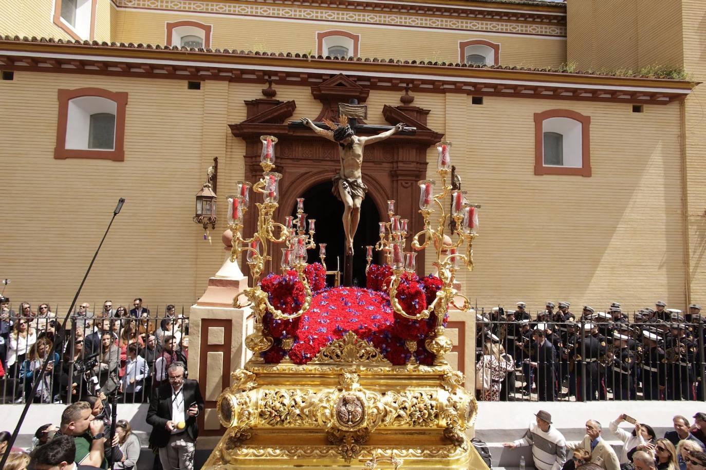Primeros momentos de la estación de penitencia de la Hermandad de San Bernardo