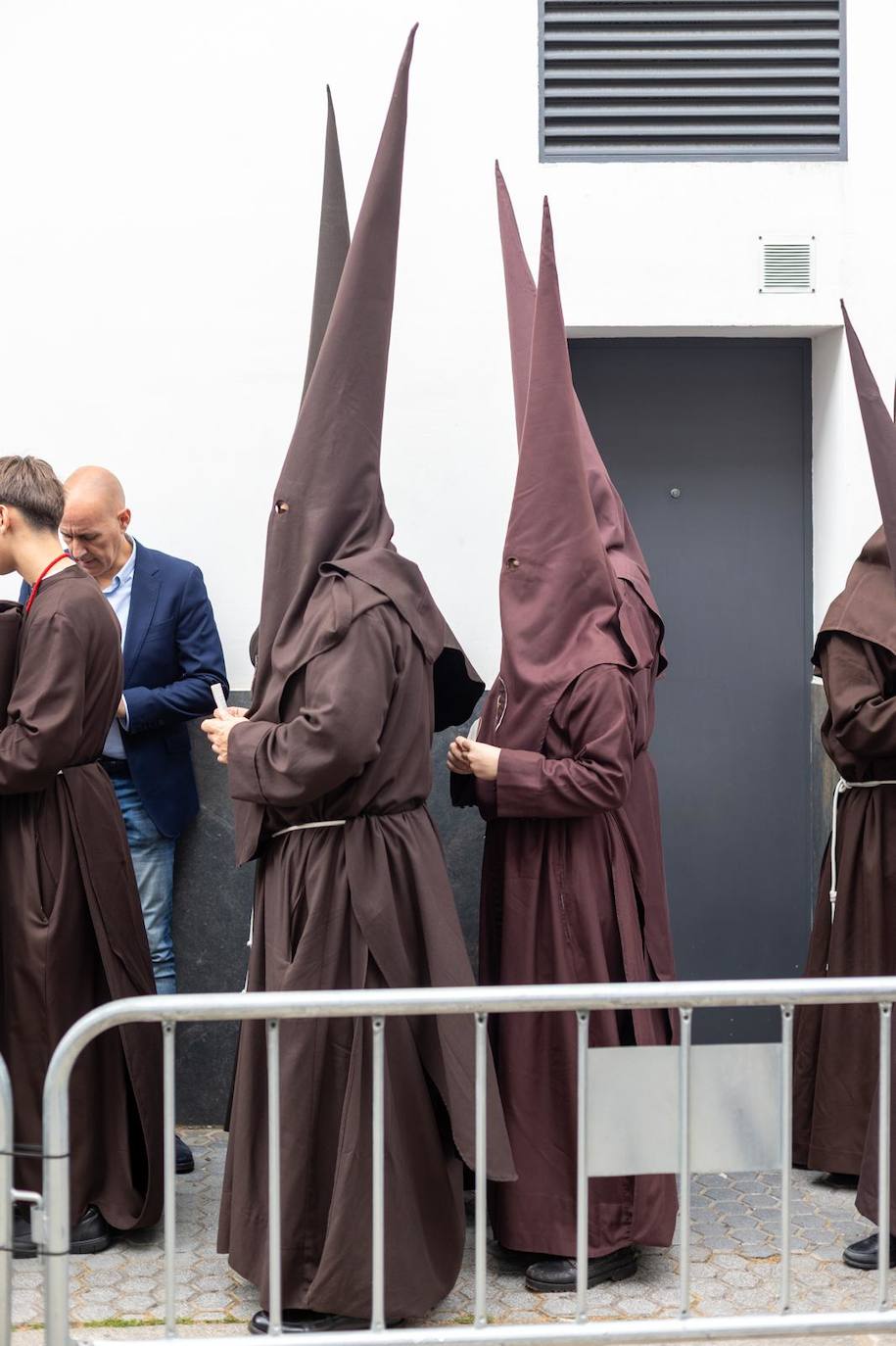 Fieles de la Hermandad del Buen Fin se preparan para la estación de penitencia