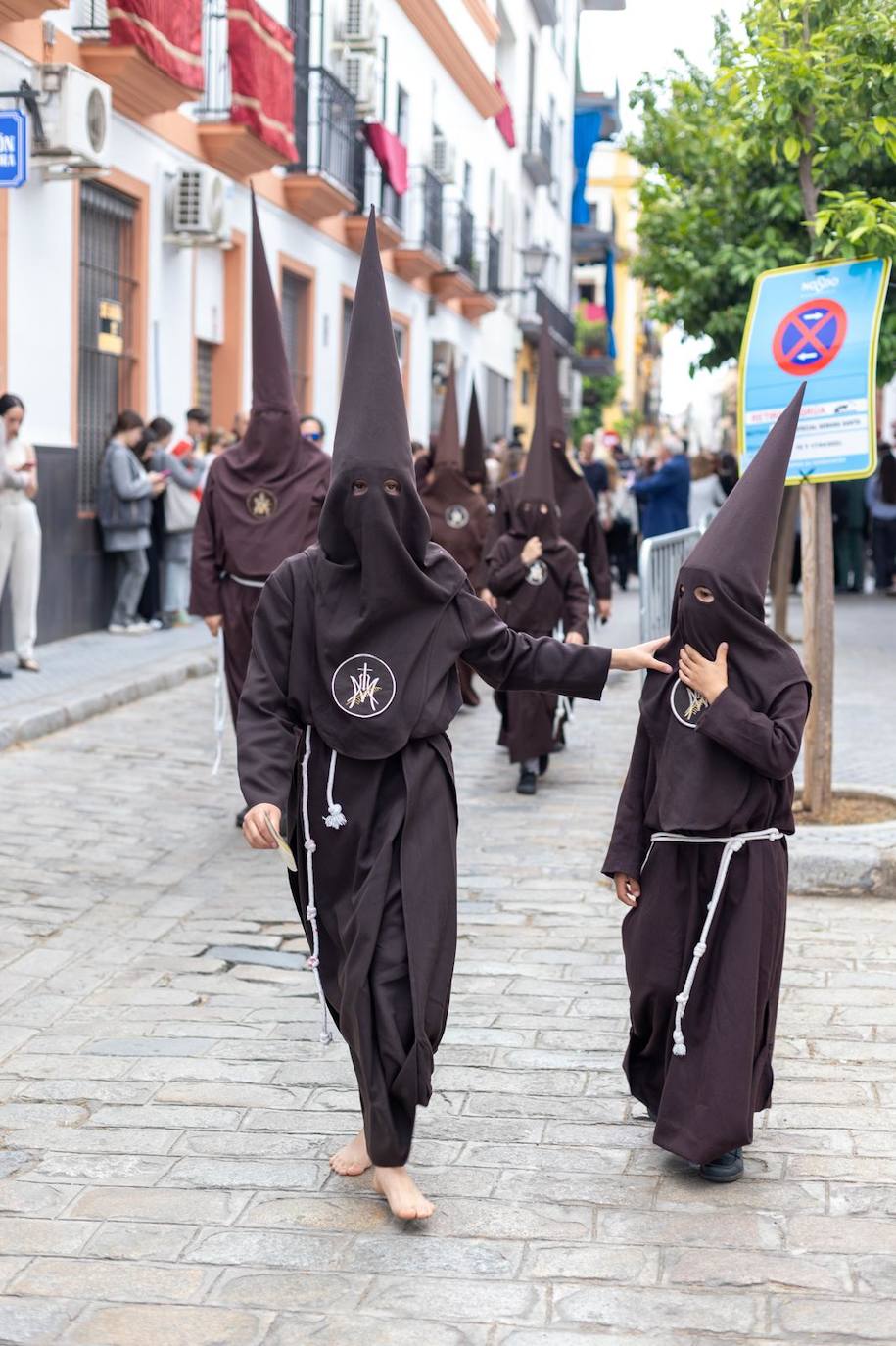 Fieles de la Hermandad del Buen Fin se preparan para la estación de penitencia