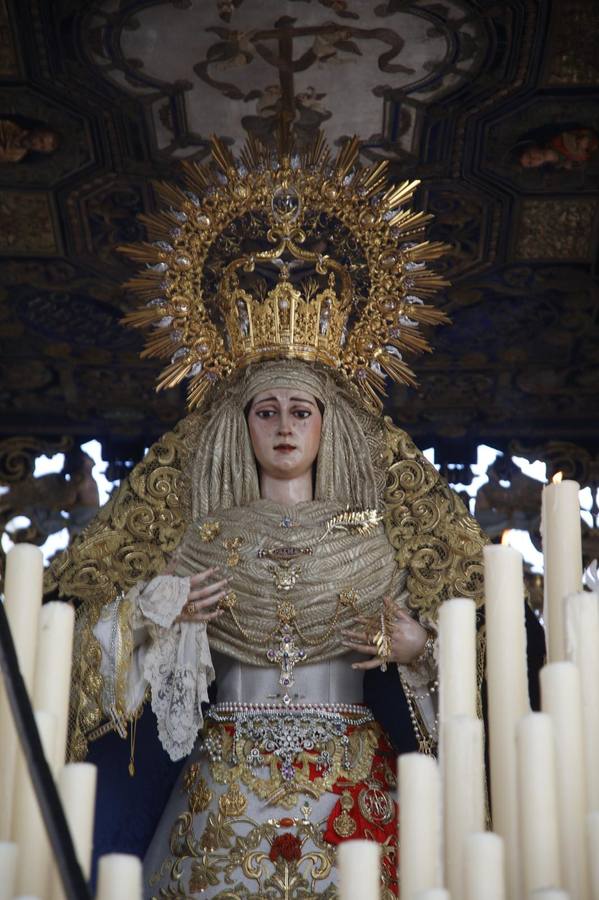 La hermandad camina hacia la Campana en un espléndido Miércoles Santo