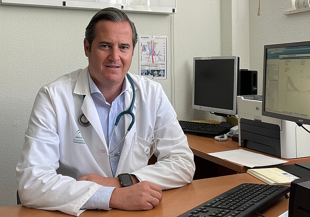 El neumólogo Eduardo Márquez Martín en su consulta del Virgen del Rocío de Sevilla