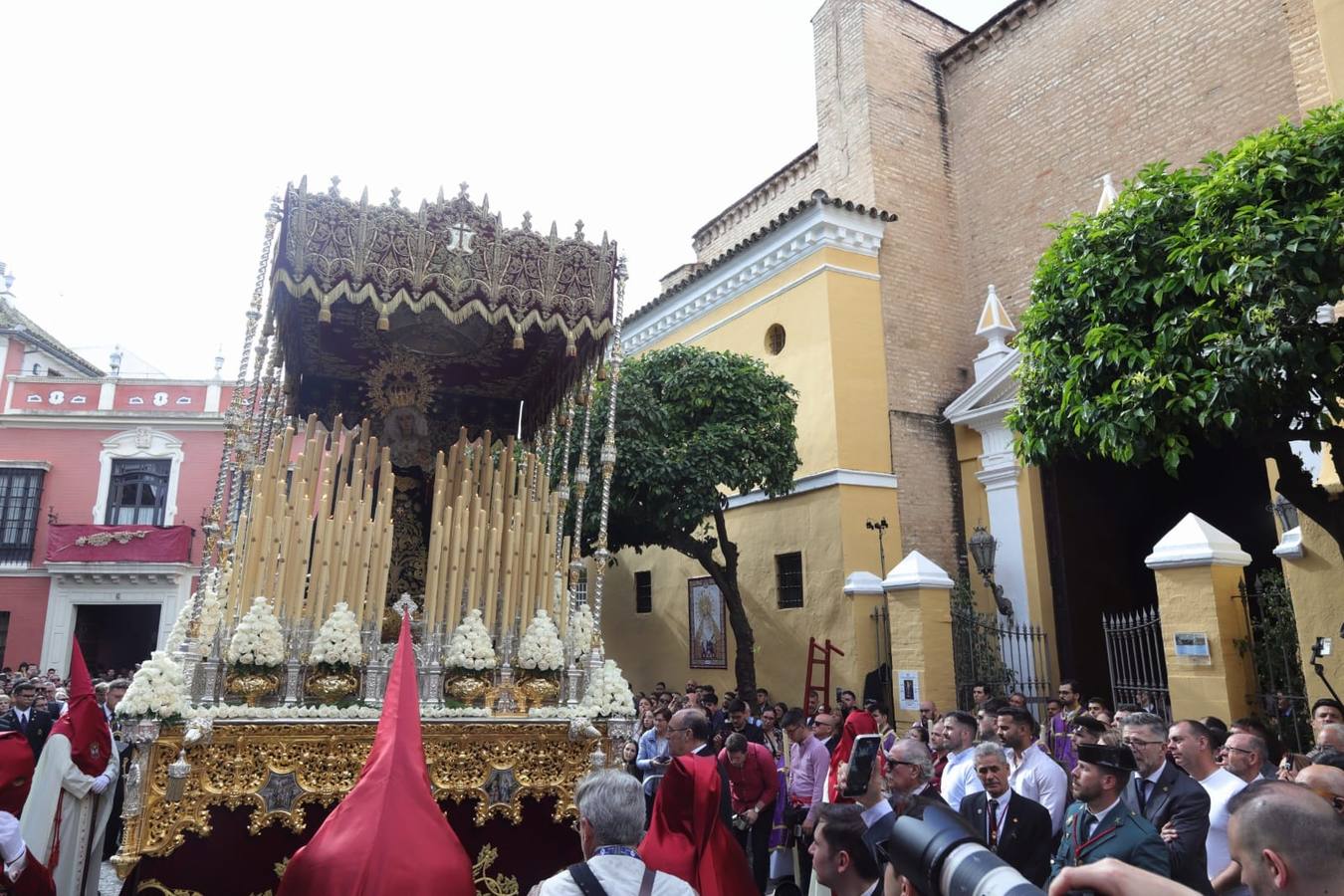El sol ha brillado en la salida de la hermandad de La Lanzada, en la iglesia de San Martín