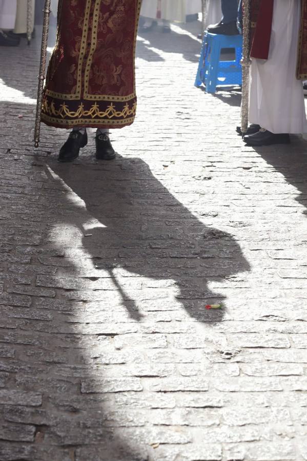 El sol ha brillado en la salida de la hermandad de La Lanzada, en la iglesia de San Martín
