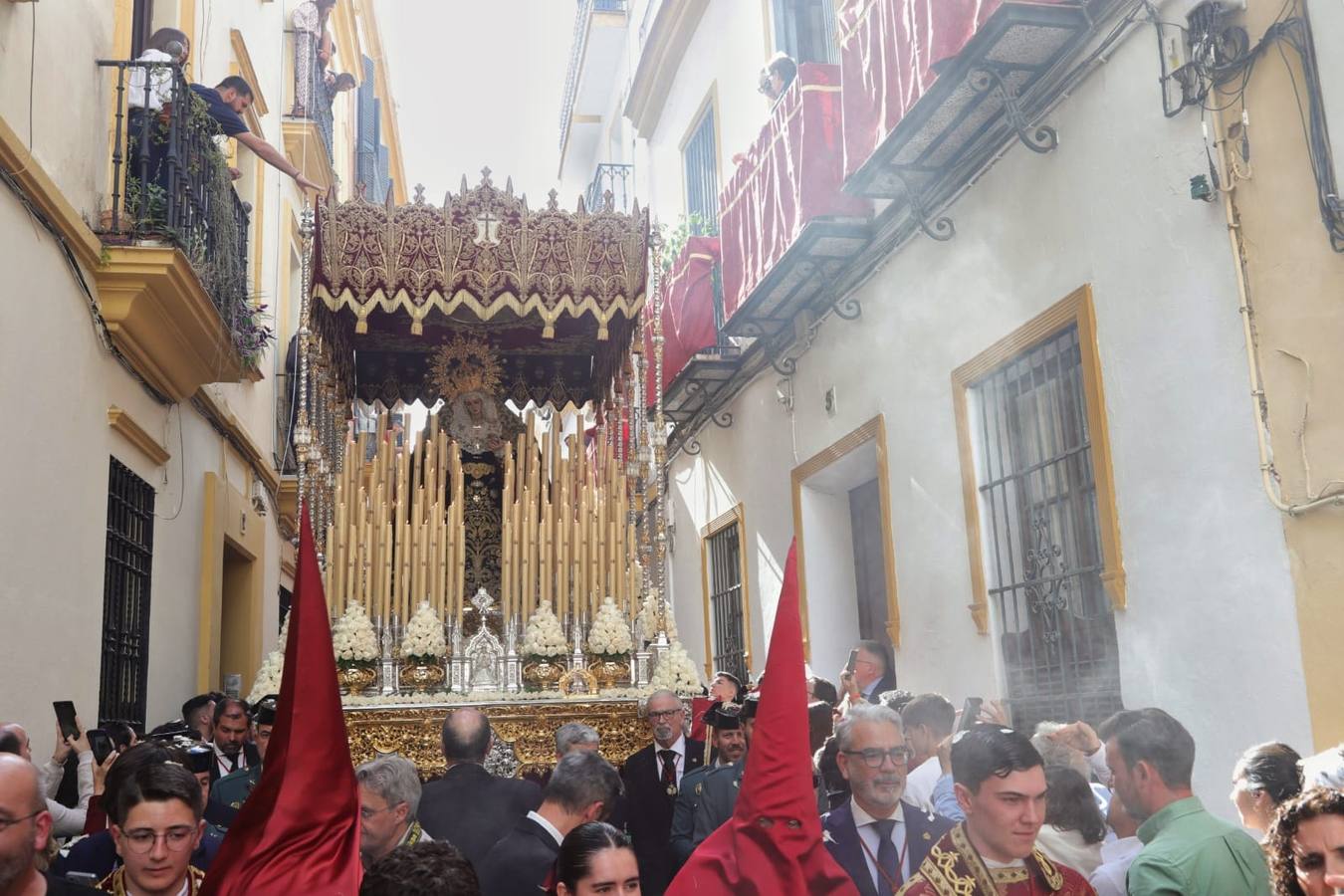 El sol ha brillado en la salida de la hermandad de La Lanzada, en la iglesia de San Martín
