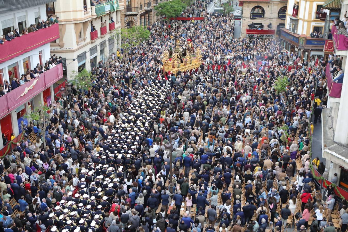 El paso de la hermandad de La Lanzada por la Campana