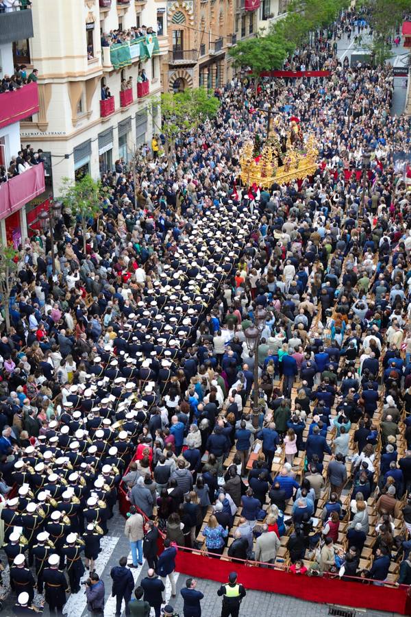 El paso de la hermandad de La Lanzada por la Campana