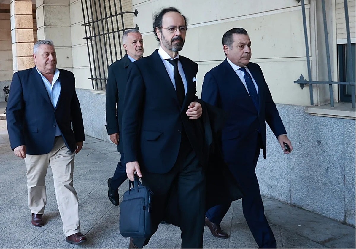 Llegada a la Audiencia provincial de los empresarios investigados en el caso de la mina de Aznalcóllar