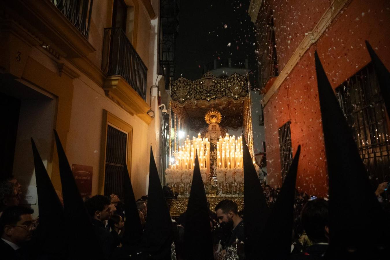 La Virgen del Refugio recibió una petalada en la estrechez de la calle Fabiola