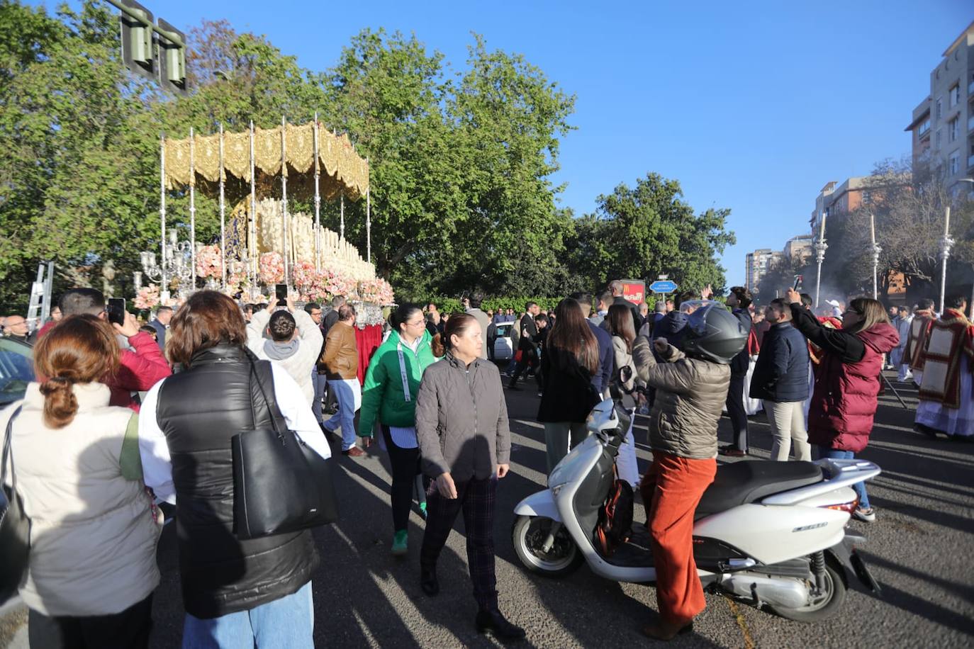 Regreso de la Hermandad del Polígono San Pablo a su barrio desde Los Gitanos
