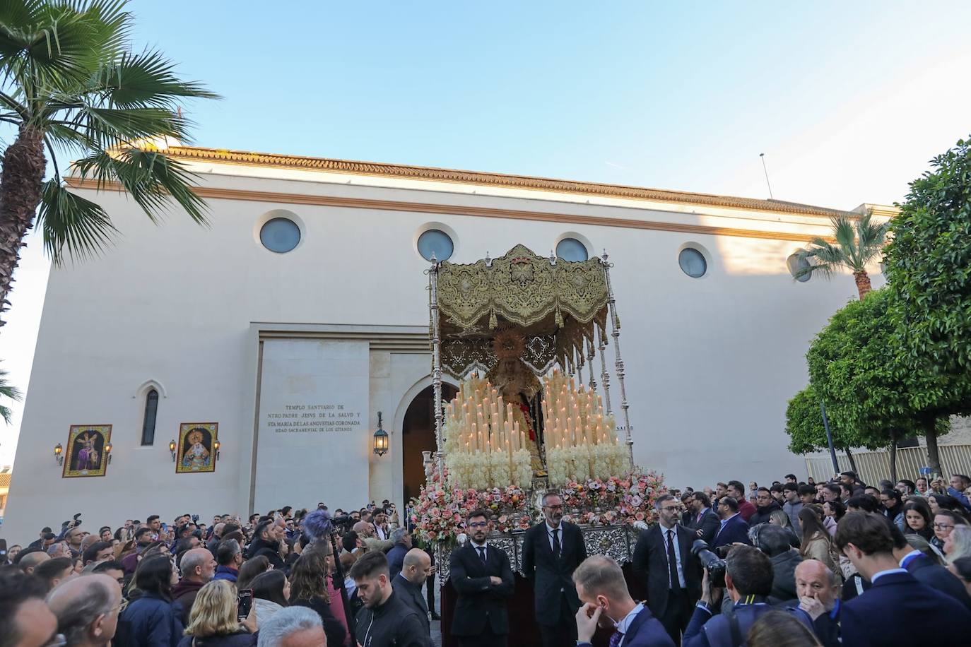 Regreso de la Hermandad del Polígono San Pablo a su barrio desde Los Gitanos