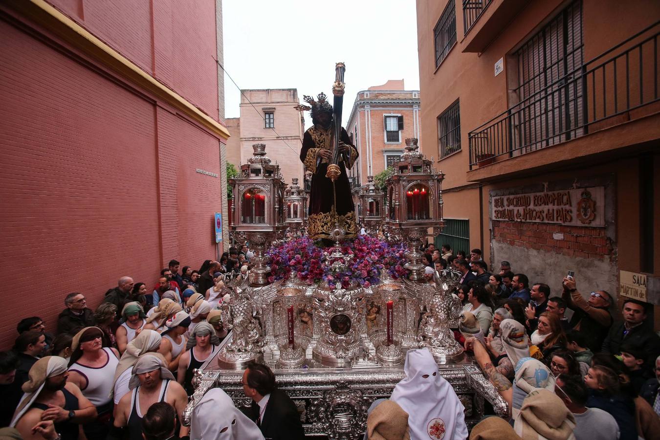 Desde la parroquia de San Vicente sale la hermandad de Las Siete Palabras