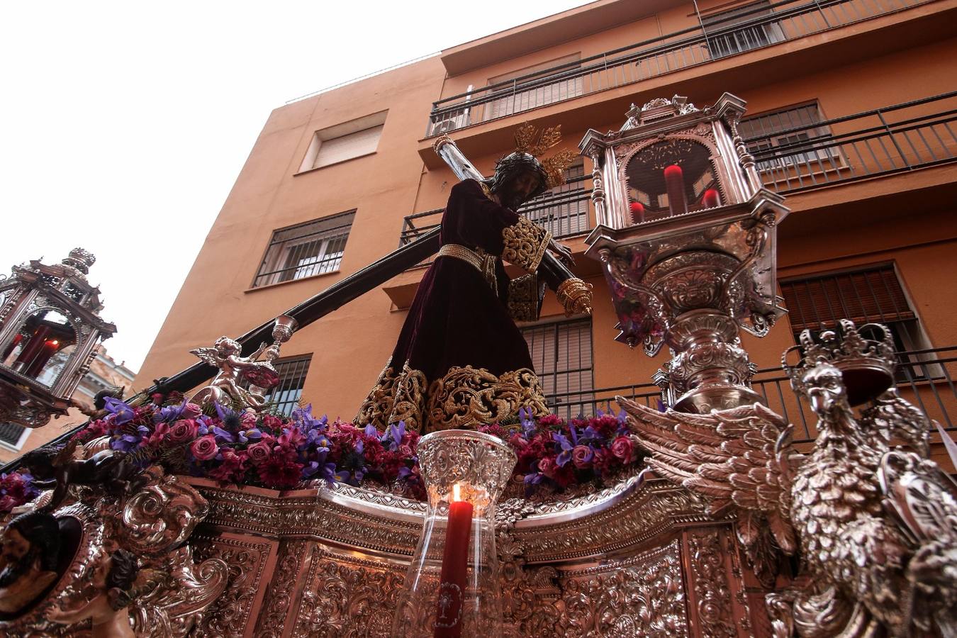 Desde la parroquia de San Vicente sale la hermandad de Las Siete Palabras