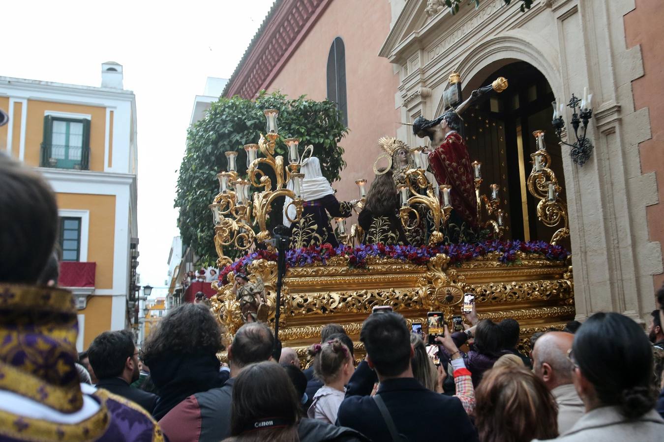 Desde la parroquia de San Vicente sale la hermandad de Las Siete Palabras