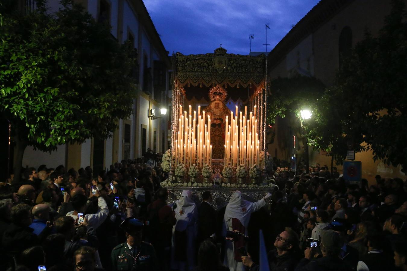 Desde la parroquia de San Vicente sale la hermandad de Las Siete Palabras