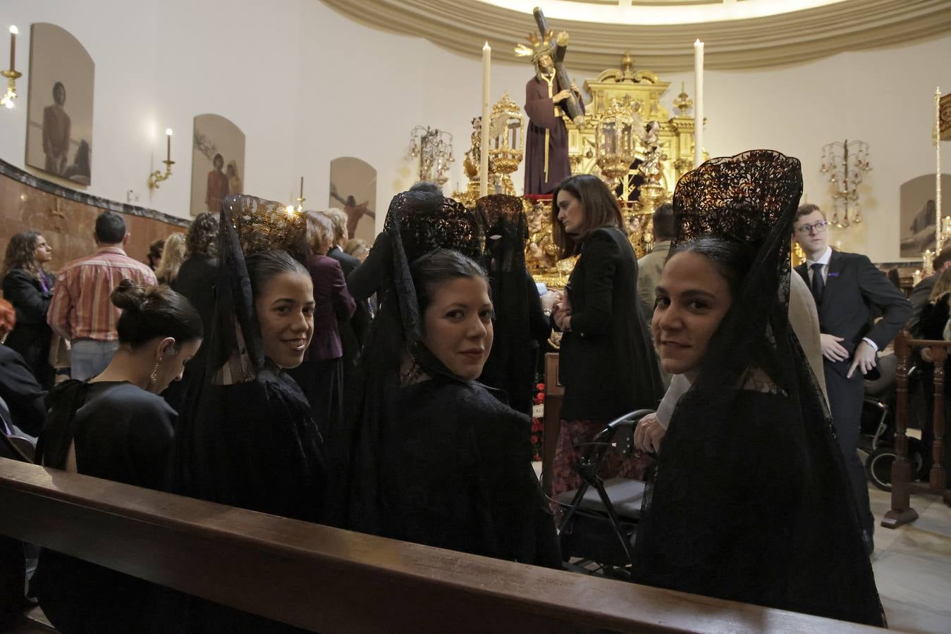 Muchas mantillas se han visto este Jueves Santo en los templos de las hermandades de la Madrugá