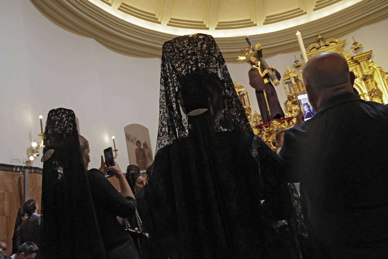 Muchas mantillas se han visto este Jueves Santo en los templos de las hermandades de la Madrugá