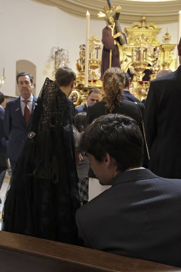 Muchas mantillas se han visto este Jueves Santo en los templos de las hermandades de la Madrugá