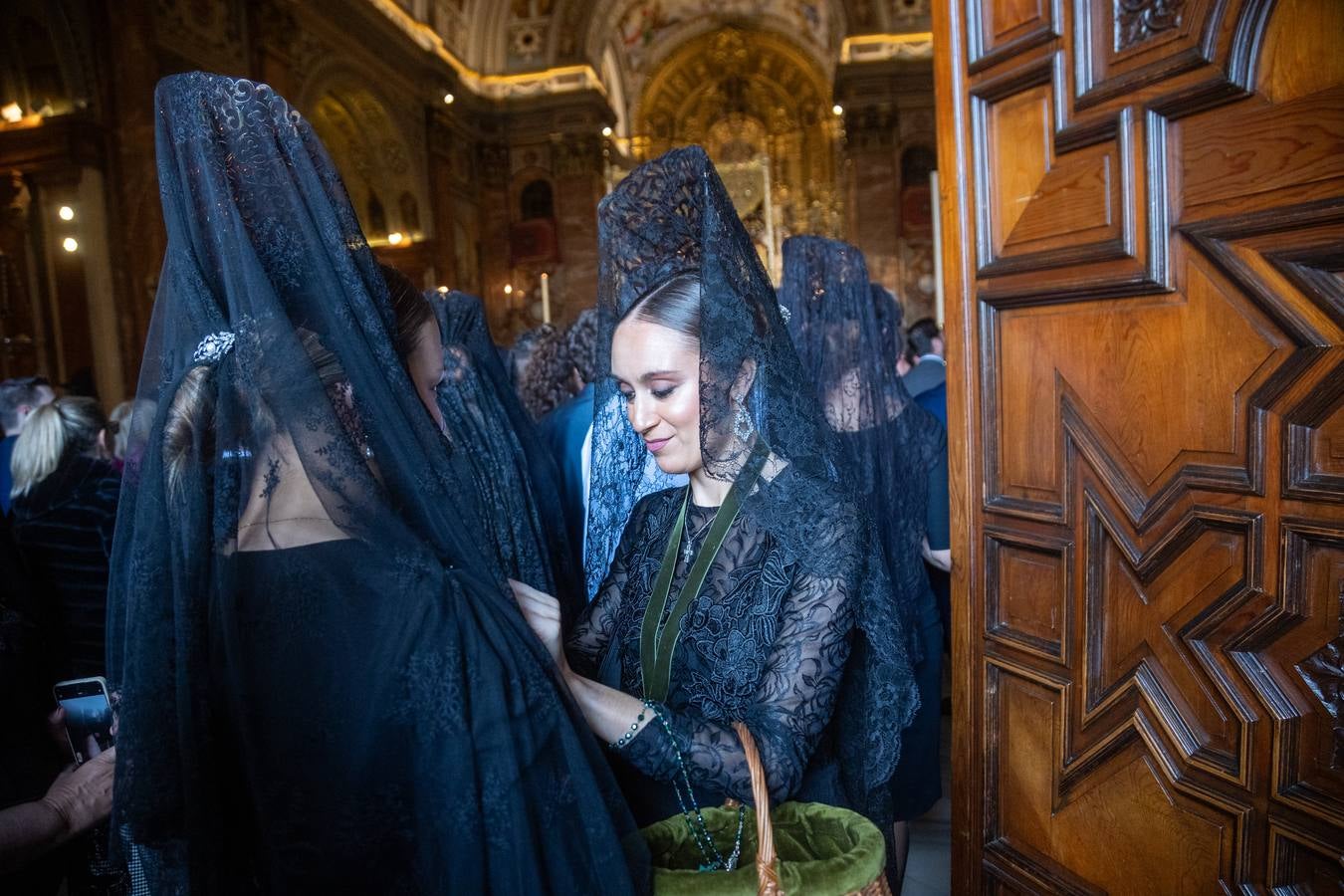 Muchas mantillas se han visto este Jueves Santo en los templos de las hermandades de la Madrugá