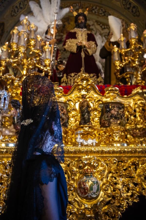 Muchas mantillas se han visto este Jueves Santo en los templos de las hermandades de la Madrugá