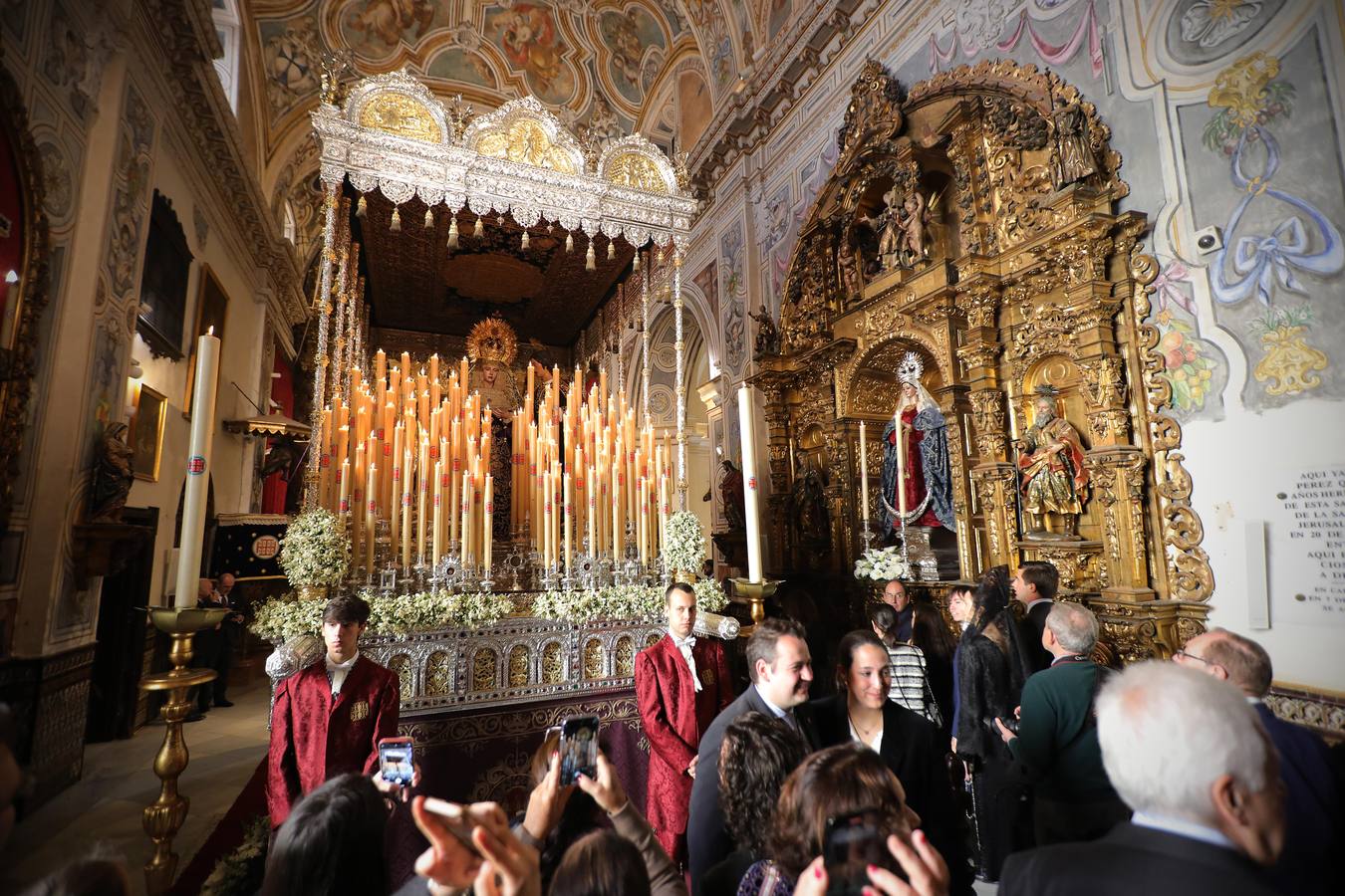 Muchas mantillas se han visto este Jueves Santo en los templos de las hermandades de la Madrugá