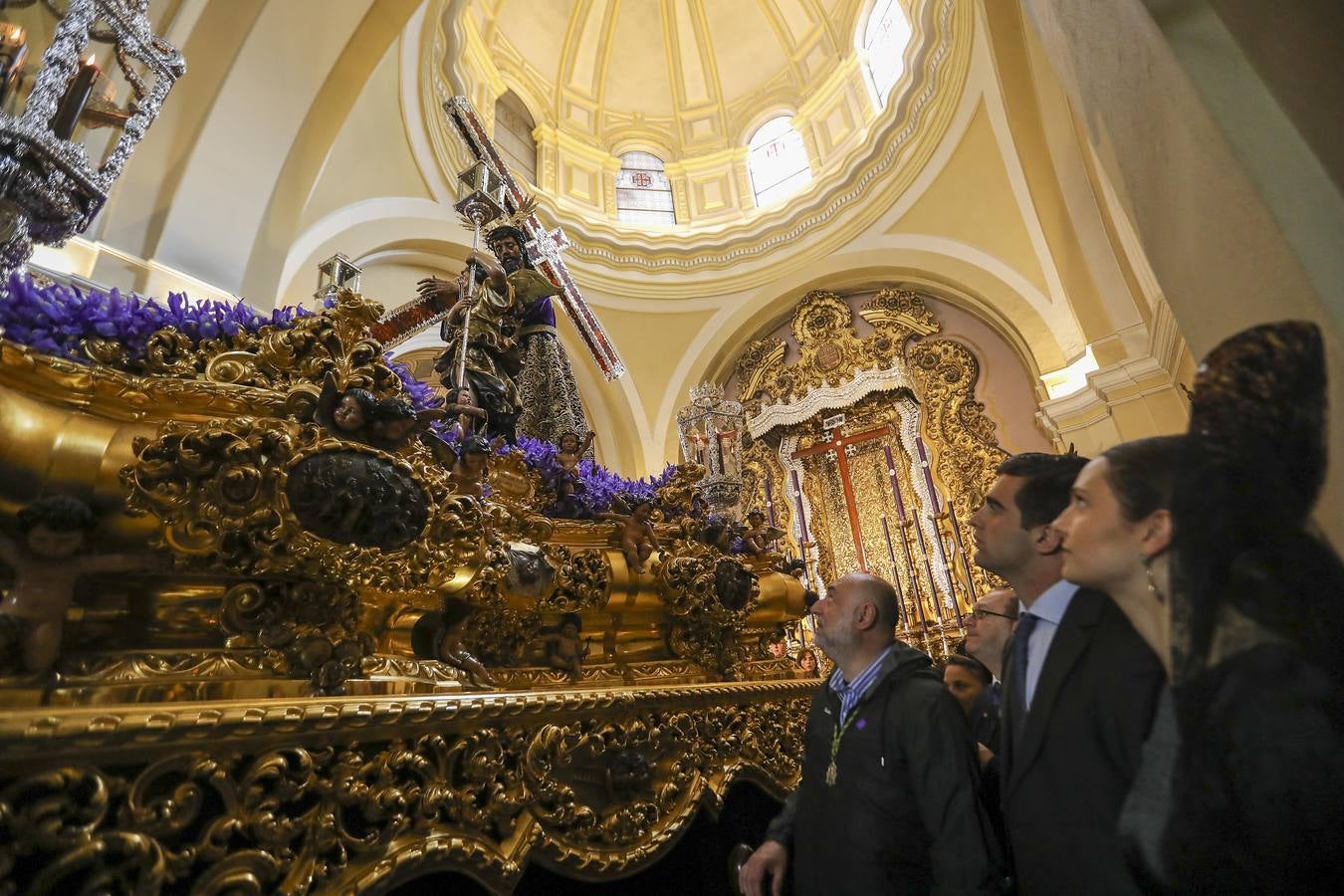 Muchas mantillas se han visto este Jueves Santo en los templos de las hermandades de la Madrugá