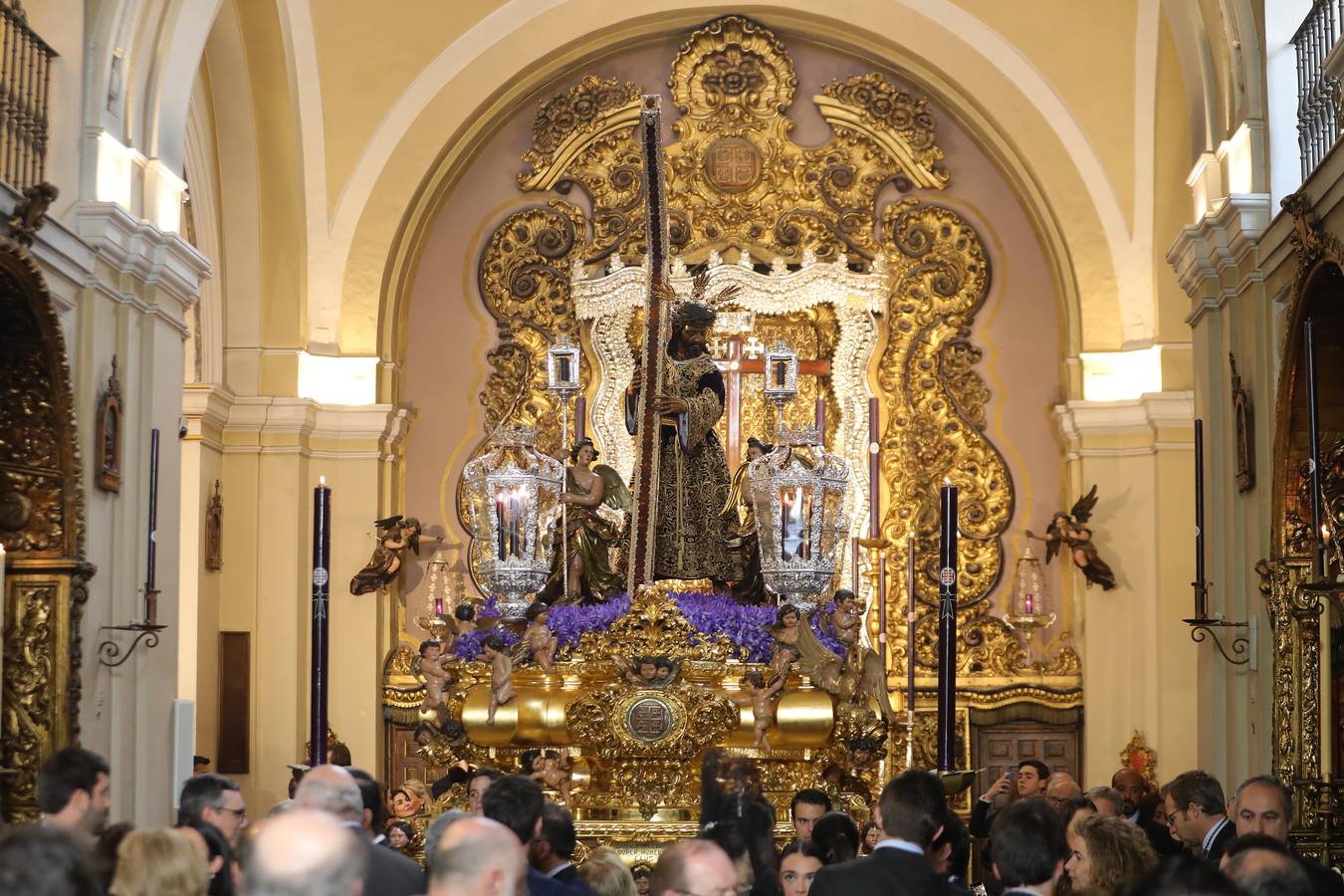 Muchas mantillas se han visto este Jueves Santo en los templos de las hermandades de la Madrugá