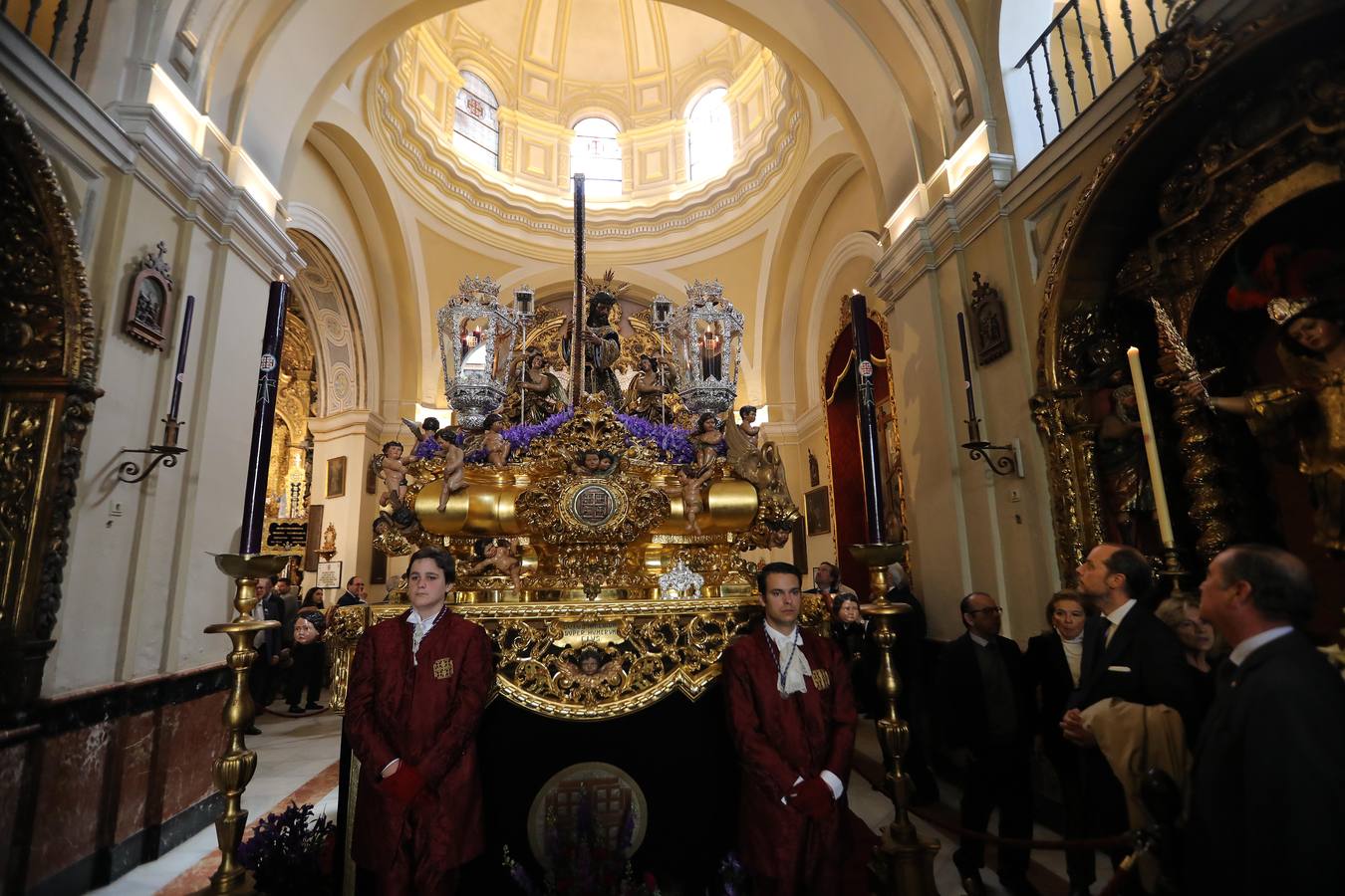 Muchas mantillas se han visto este Jueves Santo en los templos de las hermandades de la Madrugá