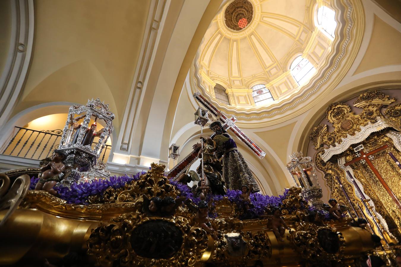 Muchas mantillas se han visto este Jueves Santo en los templos de las hermandades de la Madrugá