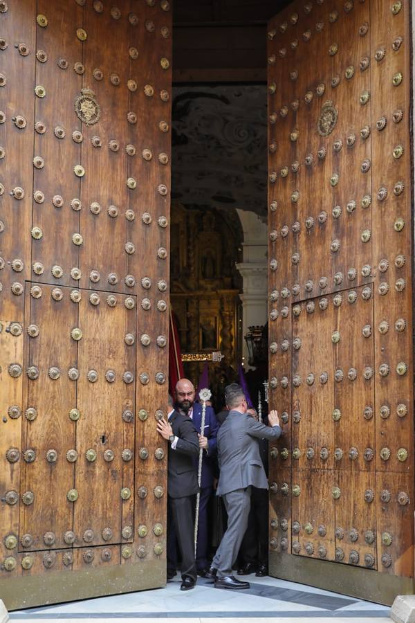 Salida de Jesús Atado a la Columna y de la Virgen de la Victoria, de la hermandad de las Cigarreras